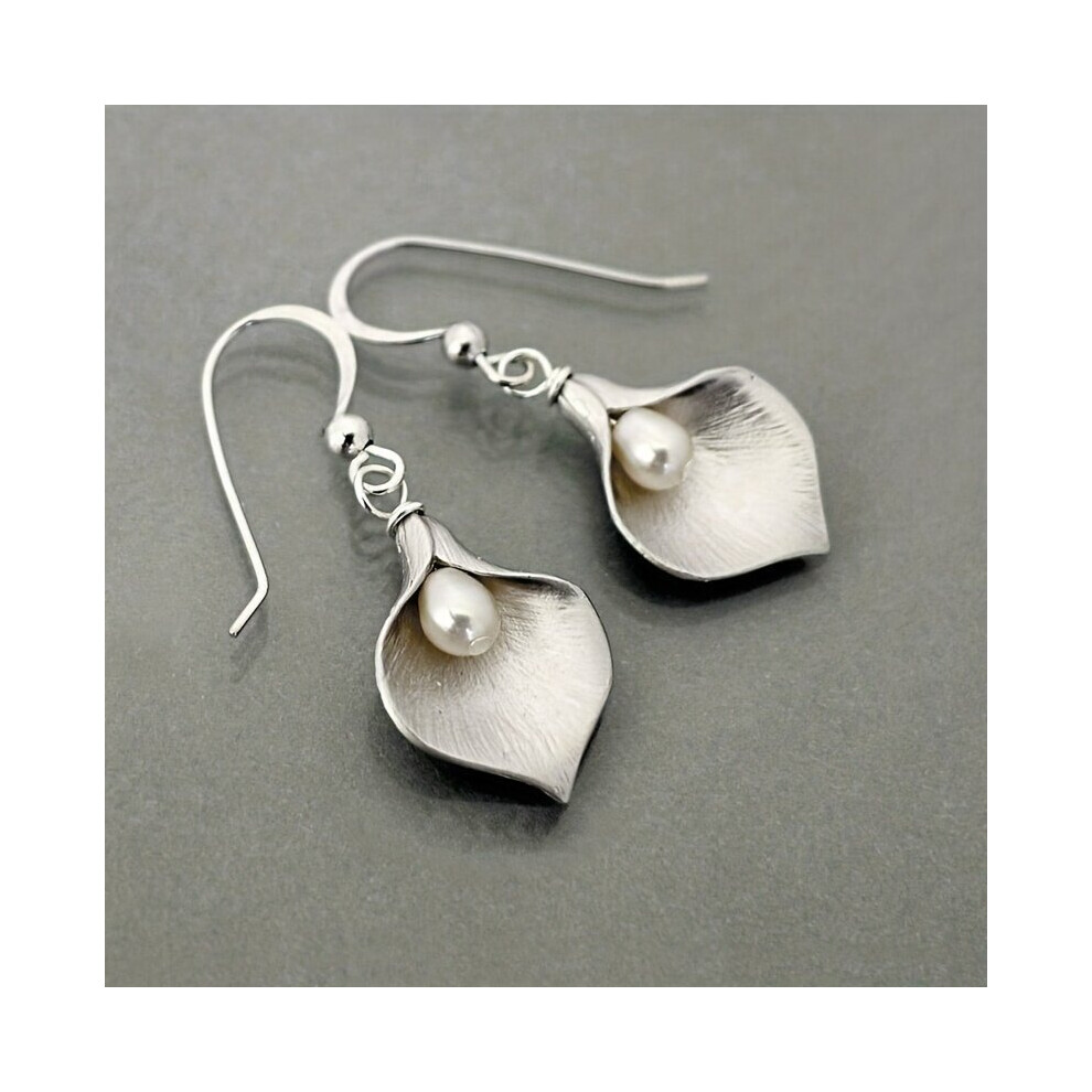 2pcs pair Mens Fashionable Flower & Faux Pearl Earrings For Women - Image 3