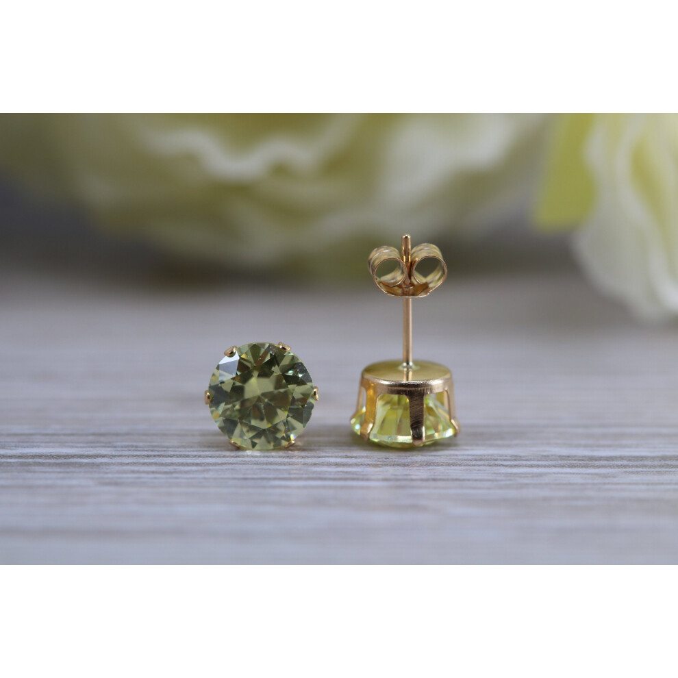 9ct Yellow Gold 7mm Round Peridot Basket Set Stud Earrings - Image 4